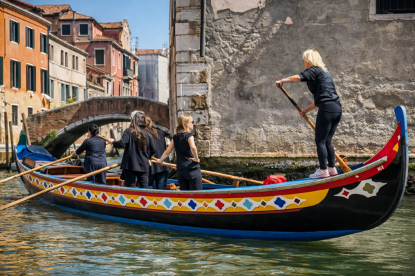 Venetian rowing lesson on a Caorlina boat