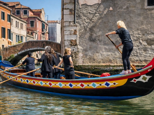 Venetian rowing lesson on a Caorlina boat